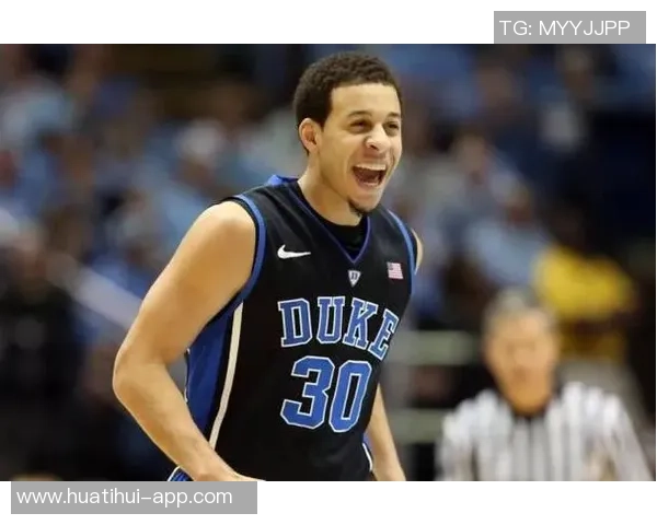 库里兄弟携手父亲共赏杜克大学比赛喜悦满满精神焕发